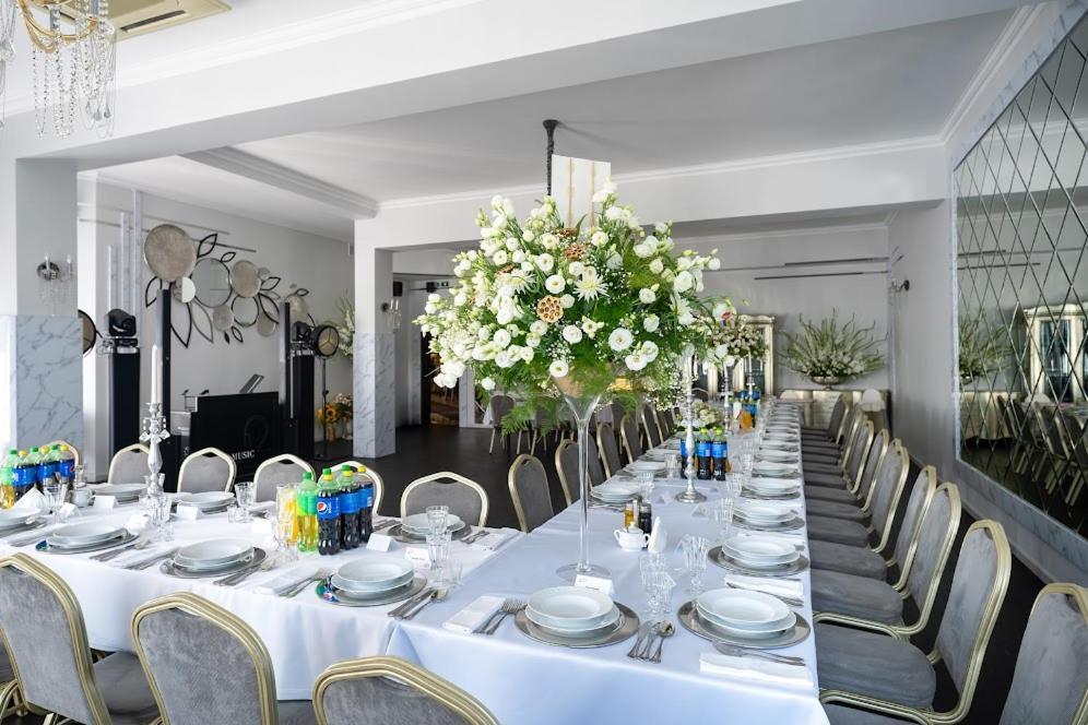 Hotel Lord Debica Екстер'єр фото