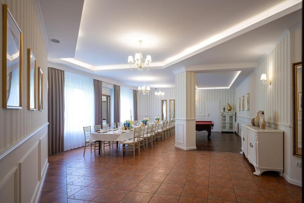 Hotel Lord Debica Екстер'єр фото