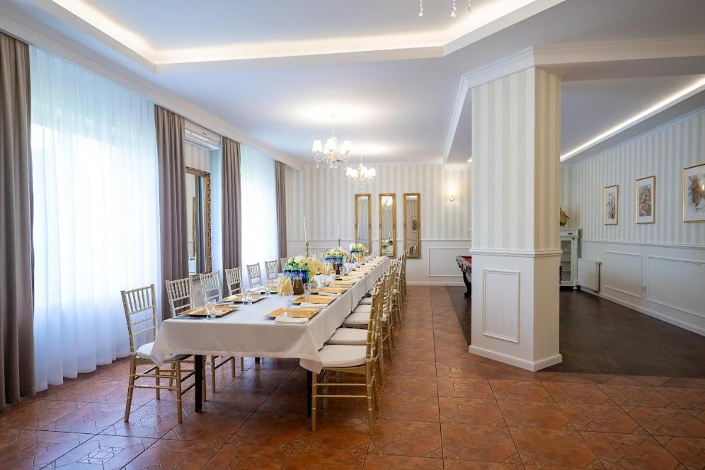 Hotel Lord Debica Екстер'єр фото